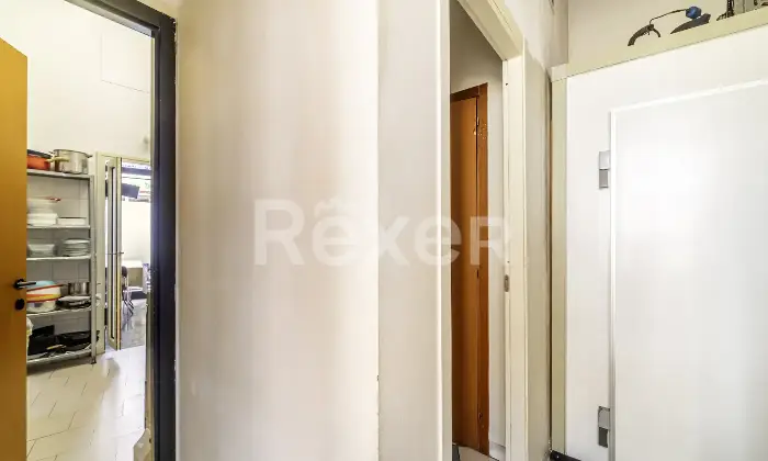 Rexer-Nichelino-ZONA-JUVARRA-VZE-MERCATO-RIONALE-Locale-commerciale-mq-con-due-vetrine-fronte-strada-attualmente-locato-ad-attivit-di-rosticceria-pizzeria-Altro