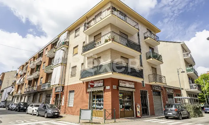Rexer-Nichelino-ZONA-JUVARRA-VZE-MERCATO-RIONALE-Locale-commerciale-mq-con-due-vetrine-fronte-strada-attualmente-locato-ad-attivit-di-rosticceria-pizzeria-Altro