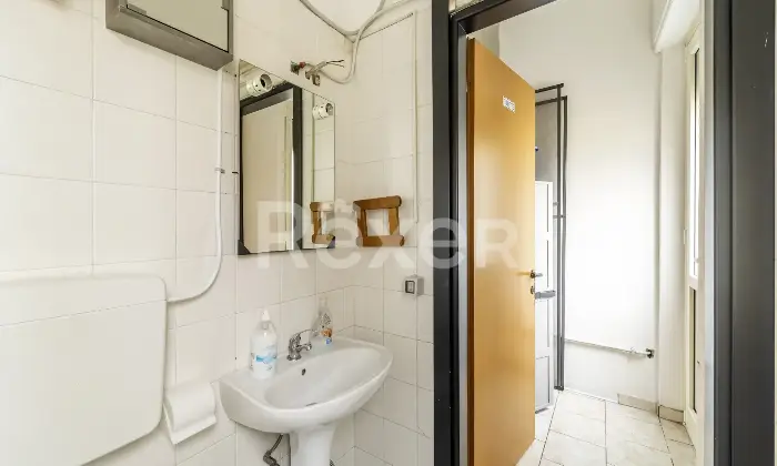 Rexer-Nichelino-ZONA-JUVARRA-VZE-MERCATO-RIONALE-Locale-commerciale-mq-con-due-vetrine-fronte-strada-attualmente-locato-ad-attivit-di-rosticceria-pizzeria-Altro