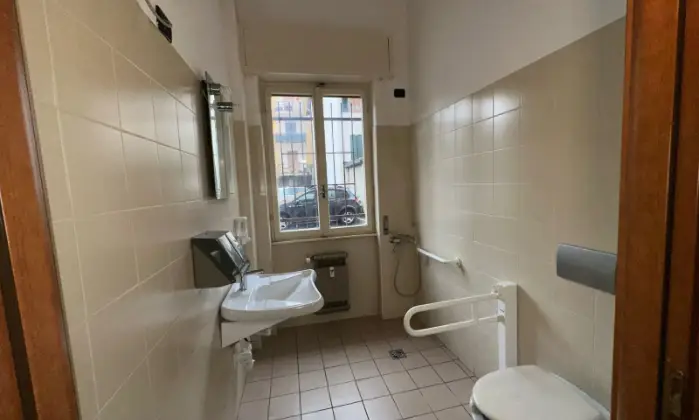 Rexer-VENEGONO-INFERIORE-Negozio-una-luce-con-cantina-Altro