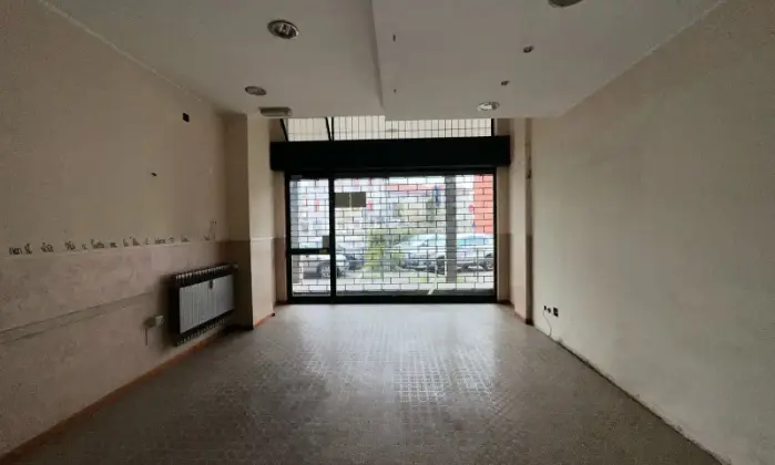 Rexer-VENEGONO-INFERIORE-Negozio-una-luce-con-cantina-Altro
