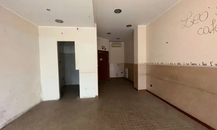 Rexer-VENEGONO-INFERIORE-Negozio-una-luce-con-cantina-Altro