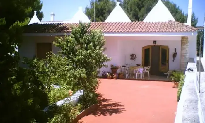Rexer-Martina-Franca-Villa-Trulli-Sovrani-Masseria-Valle-dItria-adatta-BB-Giardino