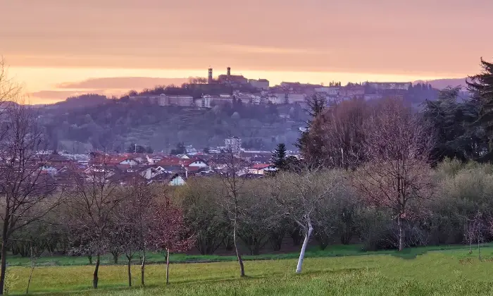 Rexer-SantAnna-Avagnina-Vendesi-Ampio-Cascinale-con-Vista-Panoramica-a-Mondov-Altro