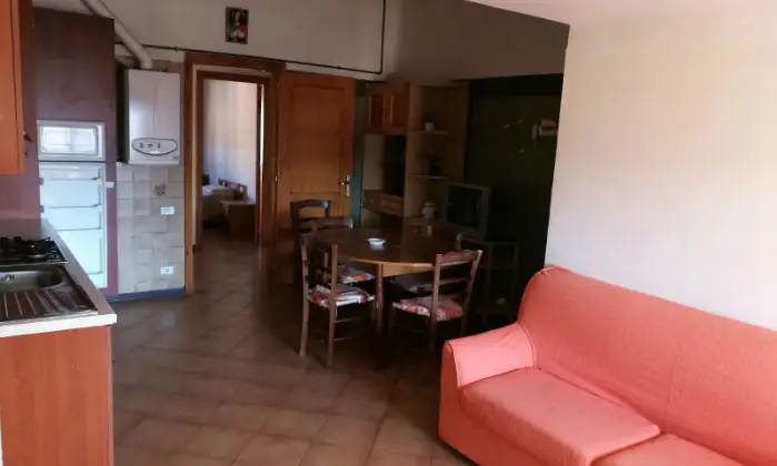 Rexer-Marsicovetere-Soleggiato-con-affaccio-sulla-piazza-Zecchettin-Salone