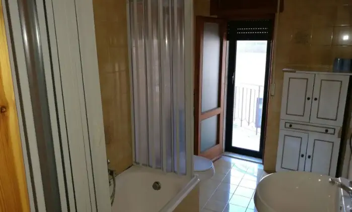 Rexer-Marsicovetere-Soleggiato-con-affaccio-sulla-piazza-Zecchettin-Bagno