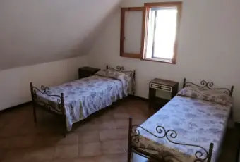 Rexer-Marsicovetere-Soleggiato-con-affaccio-sulla-piazza-Zecchettin-CameraDaLetto