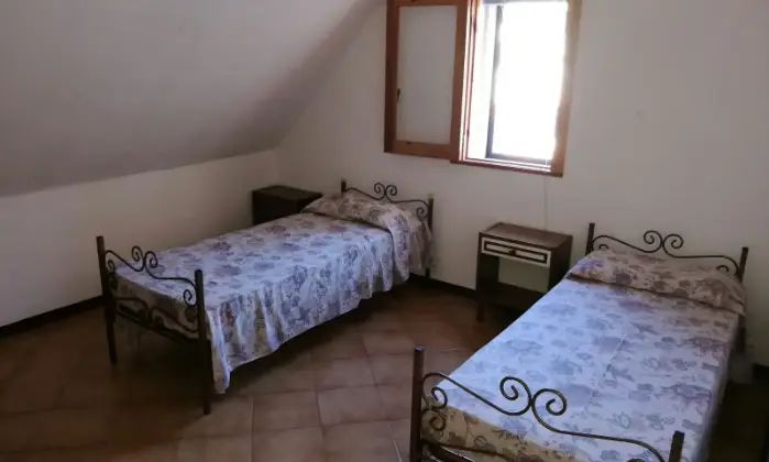 Rexer-Marsicovetere-Soleggiato-con-affaccio-sulla-piazza-Zecchettin-CameraDaLetto