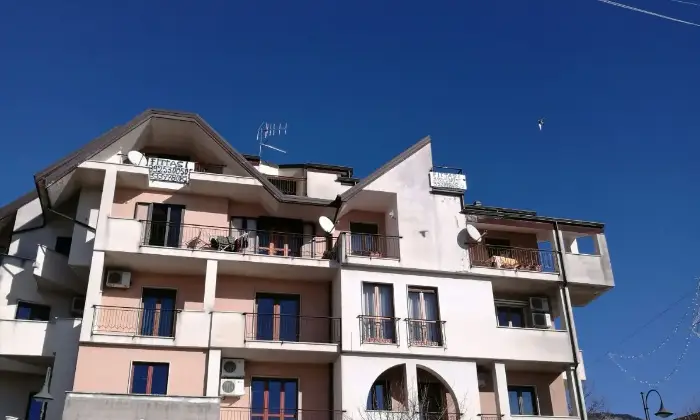 Rexer-Marsicovetere-Soleggiato-con-affaccio-sulla-piazza-Zecchettin-Garage