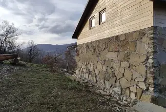 Rexer-Varsi-Vendesi-monolocale-immersa-tra-prati-e-boschi-a-Varsi-Altro