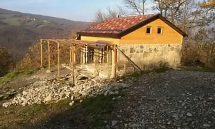 Rexer-Varsi-Vendesi-monolocale-immersa-tra-prati-e-boschi-a-Varsi-Altro