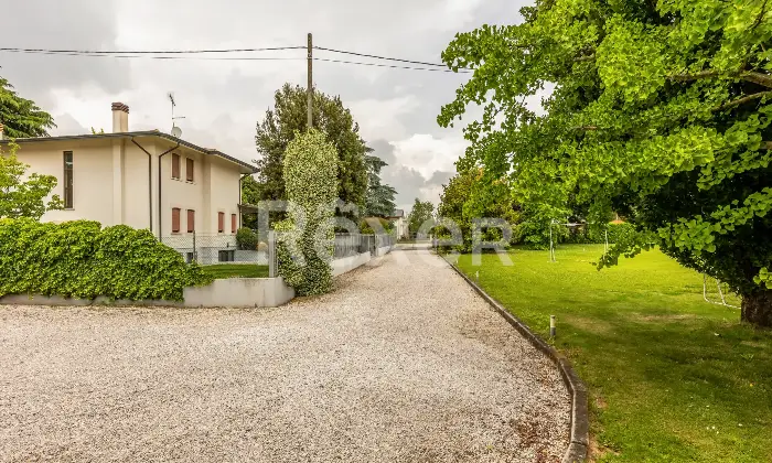 Rexer-Pojana-Maggiore-Villa-su-piani-con-ampio-terreno-garage-e-magazzino-Altro