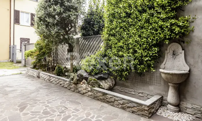 Rexer-Bellusco-Casa-semi-indipendente-con-box-auto-doppio-Altro