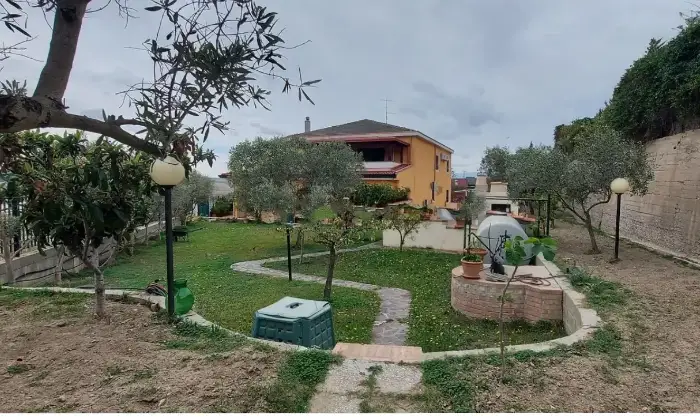 Rexer-Crotone-Vendesi-una-Prestigiosa-Villa-Bifamiliare-a-Crotone-Altro