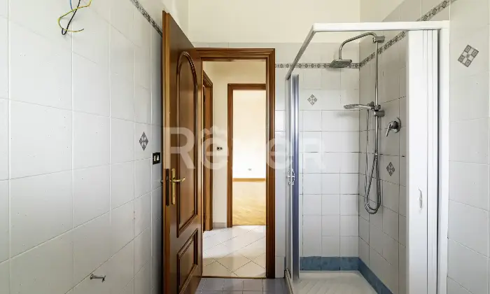 Rexer-Orbassano-QUADRILOCALE-TERMOAUTONOMO-CON-BOX-AUTO-Bagno-di-servizio