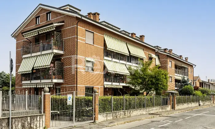 Rexer-Orbassano-QUADRILOCALE-TERMOAUTONOMO-CON-BOX-AUTO-Facciata