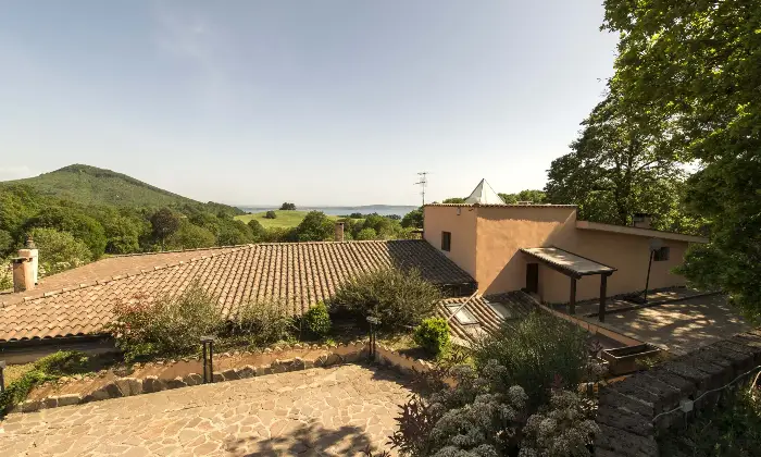 Rexer-Trevignano-Romano-Prestigiosa-villa-con-vista-sul-lago-di-Bracciano-Altro