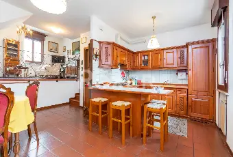 Rexer-Marcon-Villetta-a-schiera-su-pi-livelli-con-giardino-privato-Altro