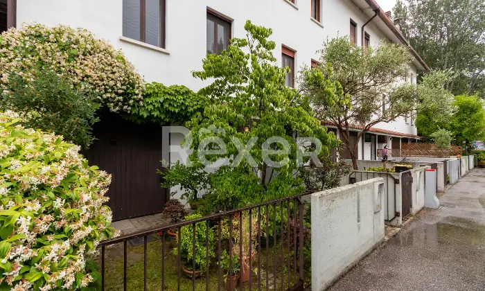 Rexer-Marcon-Villetta-a-schiera-su-pi-livelli-con-giardino-privato-Altro