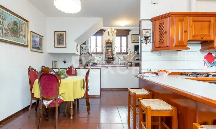 Rexer-Marcon-Villetta-a-schiera-su-pi-livelli-con-giardino-privato-Altro