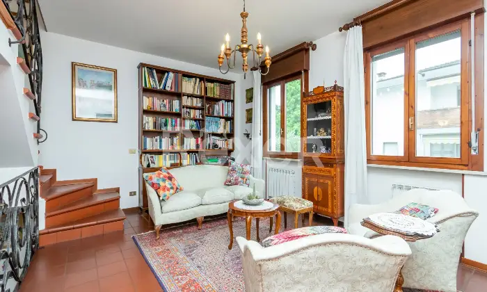 Rexer-Marcon-Villetta-a-schiera-su-pi-livelli-con-giardino-privato-Altro