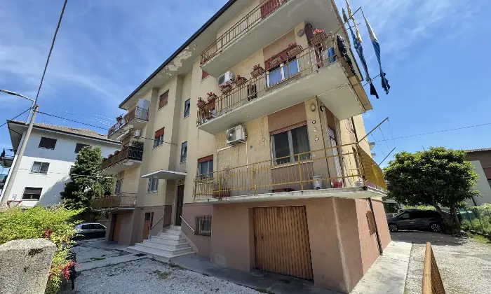 Rexer-Schio-Vendesi-Quadrilocale-a-San-Pio-X-Vicenza-Terrazzo