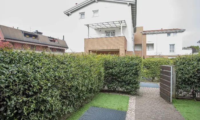 Rexer-Bernareggio-MB-Vendesi-Villetta-a-Schiera-con-Piscina-in-Residence-Esclusivo-Bernareggio-MB-Giardino