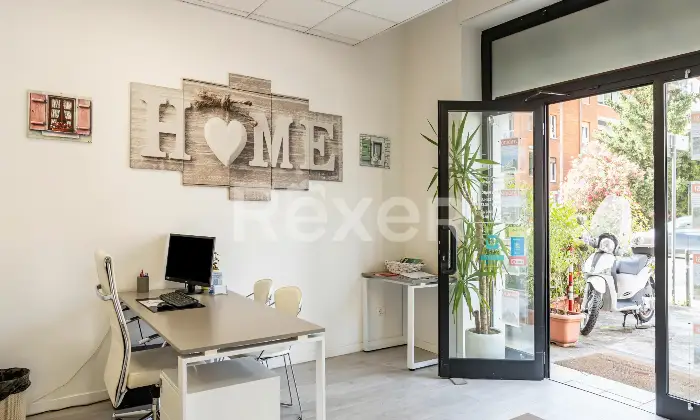Rexer-Verona-Locale-commerciale-fronte-strada-in-zona-centrale-con-due-vetrine-Altro