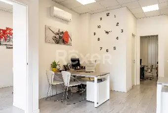 Rexer-Verona-Locale-commerciale-fronte-strada-in-zona-centrale-con-due-vetrine-Altro