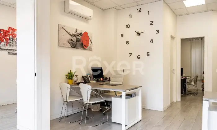 Rexer-Verona-Locale-commerciale-fronte-strada-in-zona-centrale-con-due-vetrine-Altro