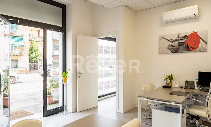 Rexer-Verona-Locale-commerciale-fronte-strada-in-zona-centrale-con-due-vetrine-Altro