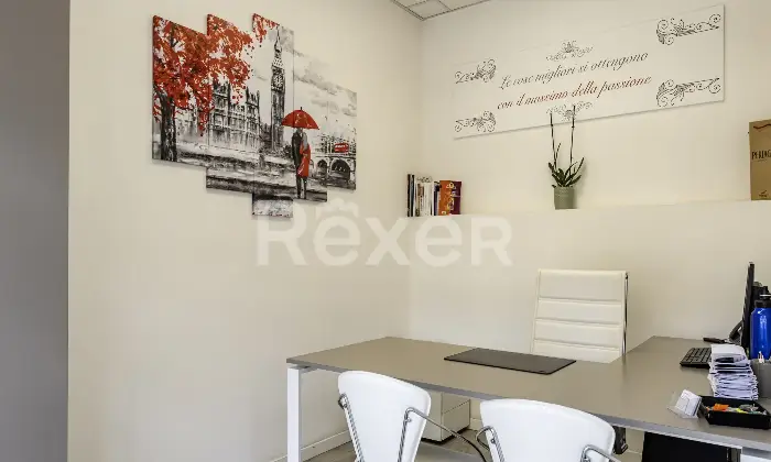 Rexer-Verona-Locale-commerciale-fronte-strada-in-zona-centrale-con-due-vetrine-Altro