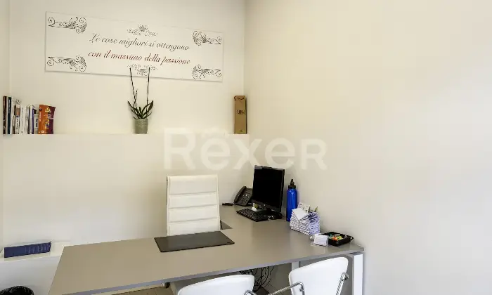 Rexer-Verona-Locale-commerciale-fronte-strada-in-zona-centrale-con-due-vetrine-Altro
