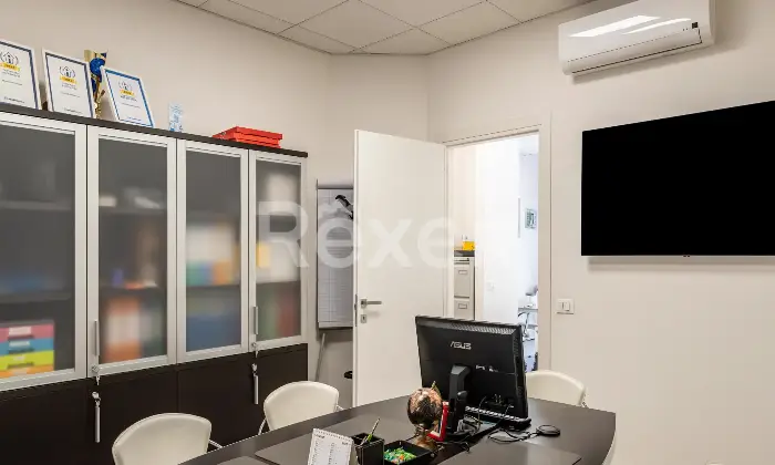 Rexer-Verona-Locale-commerciale-fronte-strada-in-zona-centrale-con-due-vetrine-Altro