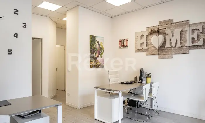 Rexer-Verona-Locale-commerciale-fronte-strada-in-zona-centrale-con-due-vetrine-Altro