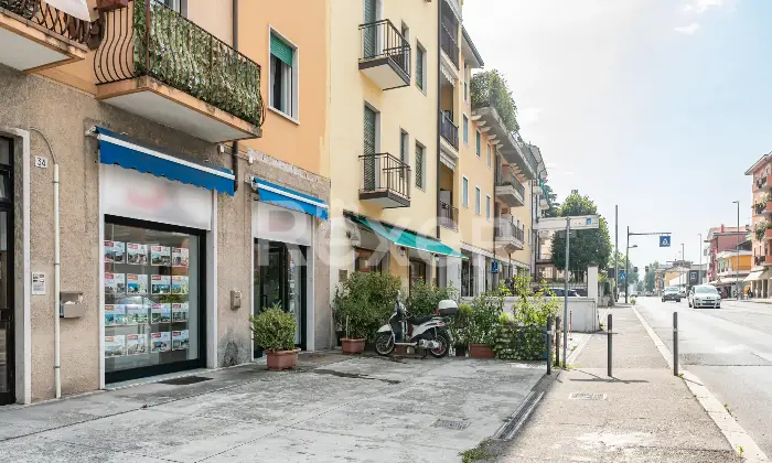 Rexer-Verona-Locale-commerciale-fronte-strada-in-zona-centrale-con-due-vetrine-Altro