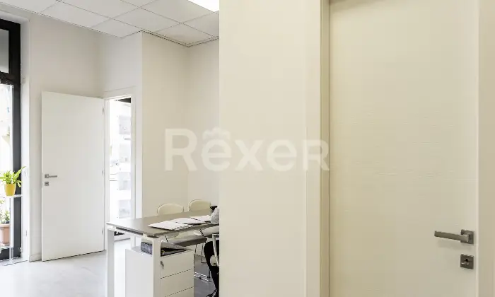 Rexer-Verona-Locale-commerciale-fronte-strada-in-zona-centrale-con-due-vetrine-Altro