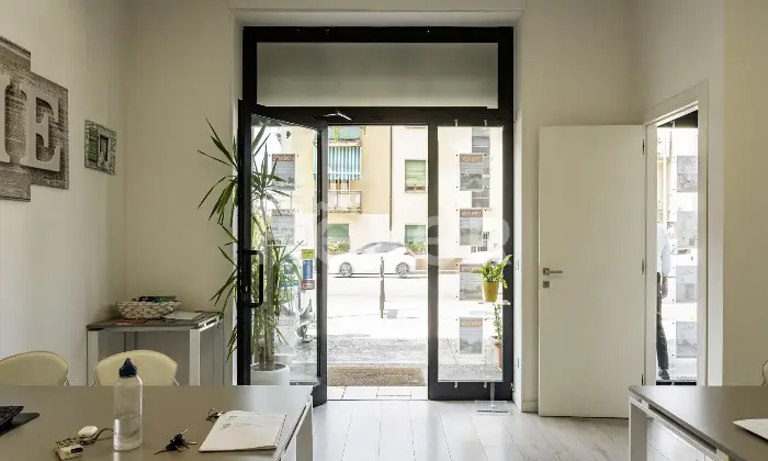 Rexer-Verona-Locale-commerciale-fronte-strada-in-zona-centrale-con-due-vetrine-Altro