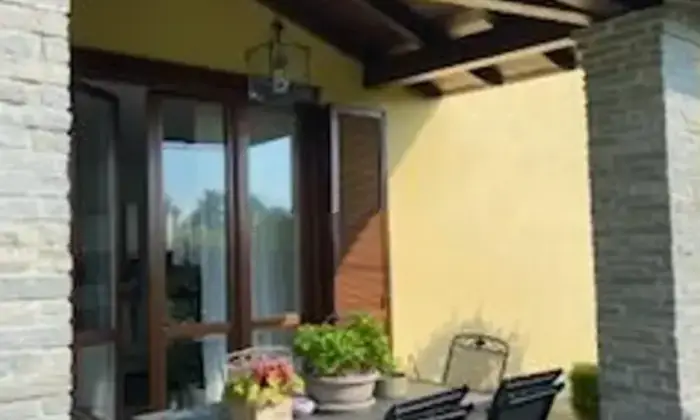 Rexer-Lucino-Vendesi-una-villa-tenuta-con-grande-cura-a-Montano-Lucino-Altro
