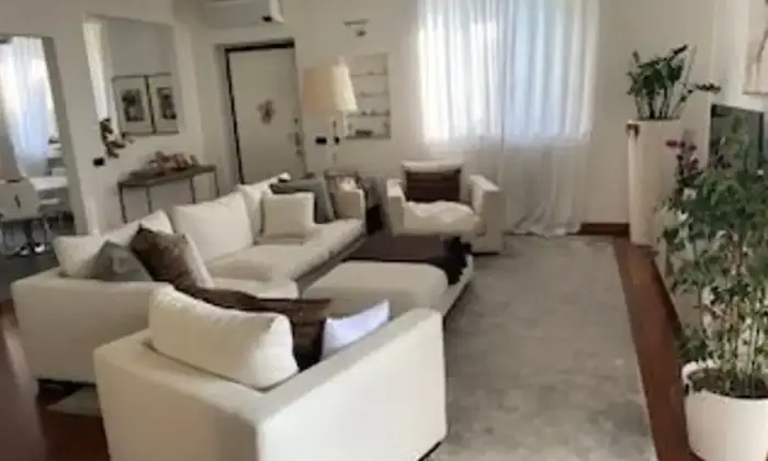 Rexer-Lucino-Vendesi-una-villa-tenuta-con-grande-cura-a-Montano-Lucino-Altro