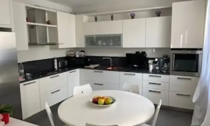 Rexer-Lucino-Vendesi-una-villa-tenuta-con-grande-cura-a-Montano-Lucino-Altro