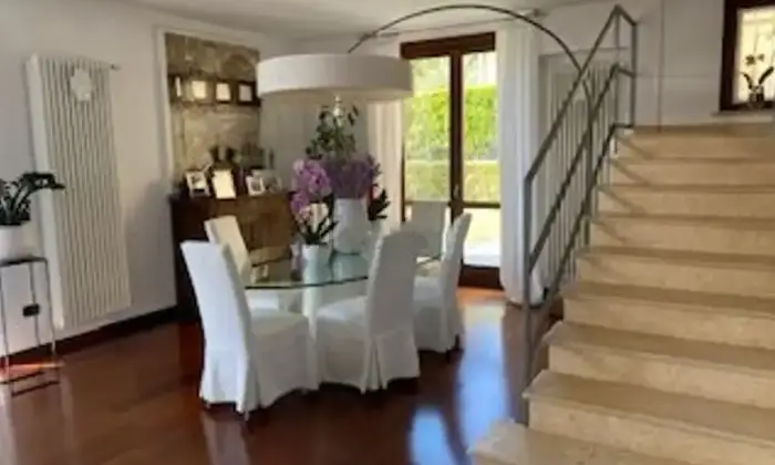 Rexer-Lucino-Vendesi-una-villa-tenuta-con-grande-cura-a-Montano-Lucino-Altro