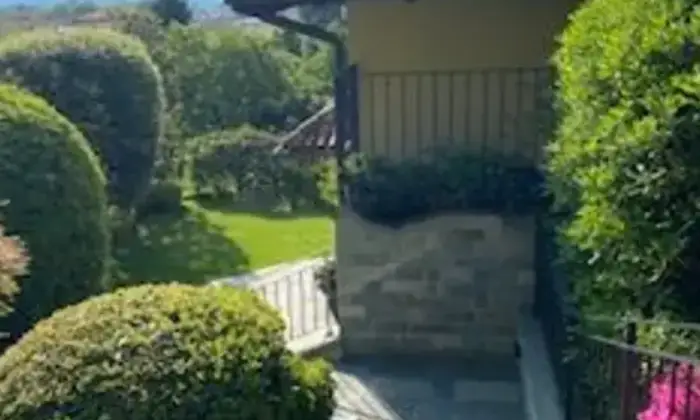 Rexer-Lucino-Vendesi-una-villa-tenuta-con-grande-cura-a-Montano-Lucino-Altro