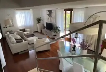 Rexer-Lucino-Vendesi-una-villa-tenuta-con-grande-cura-a-Montano-Lucino-Altro