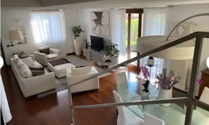 Rexer-Lucino-Vendesi-una-villa-tenuta-con-grande-cura-a-Montano-Lucino-Altro