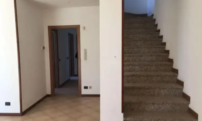 Rexer-Verrua-Po-Vendesi-Villetta-a-Schiera-di-Testa-con-Giardino-e-Ampio-Terrazzo-a-Verrua-Po-Altro