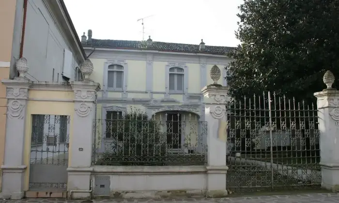 Rexer-Calvatone-Vendesi-elegante-villa-padronale-in-stile-Liberty-a-Calvatone-Altro