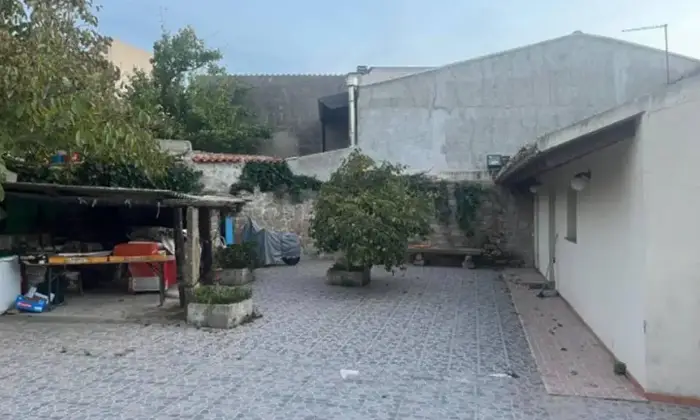 Rexer-Selegas-Casa-con-grande-giardino-a-Selegas-Cortile