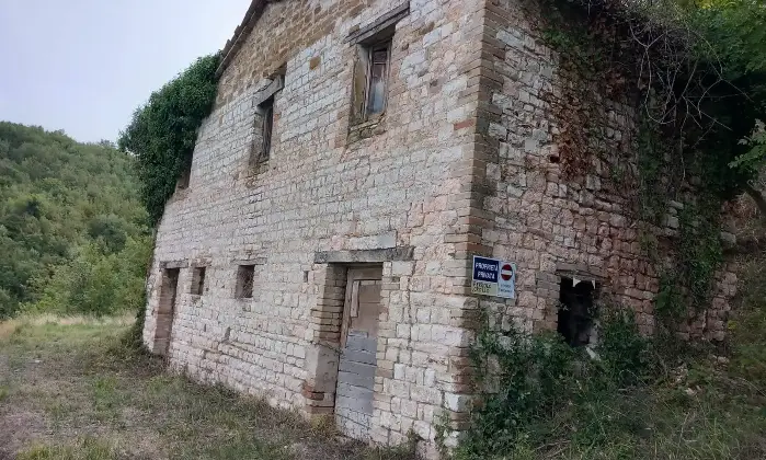 Rexer-Arcevia-CASALE-IN-PIETRA-A-VISTA-CON-TERRENO-Giardino