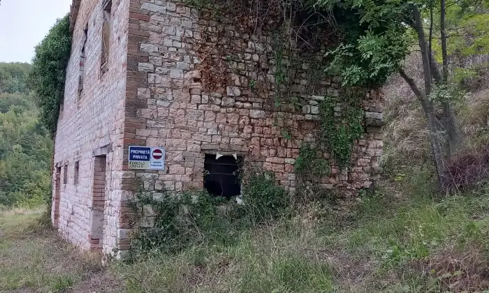 Rexer-Arcevia-CASALE-IN-PIETRA-A-VISTA-CON-TERRENO-Giardino